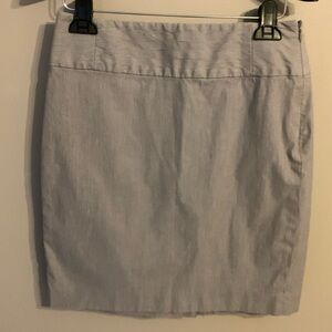 Banana Republic Gray/White Pinstriped Pencil Skirt. Size 4